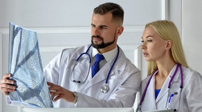 Covid-19:Prizadeti obe pljučni krili, a manj kot pri SARS-u