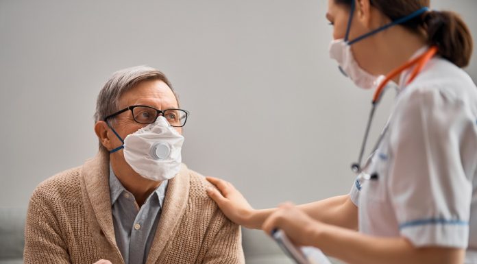 Med umrlimi zaradi covid-19 le peščica mlajših od 65 let