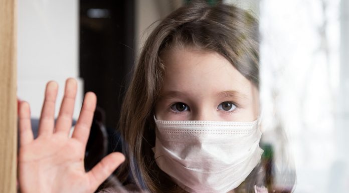 Več kot polovica otrok s covid-19 ne kašlja in nima vročine