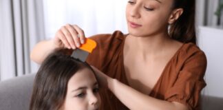 Mama pregleduje hčeri naglavne uši.