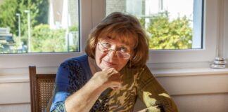 Gospa Majda bere revijo za Moje zdravje