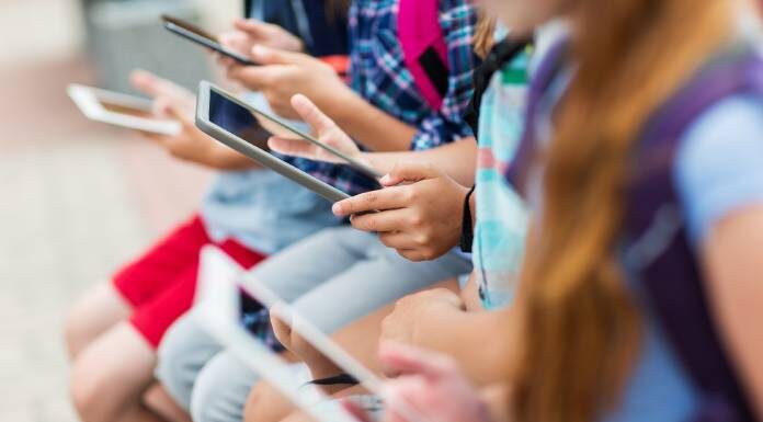 Mladostniki in zasloni