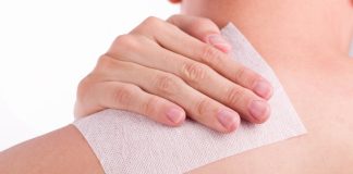 moško rame bolečina roka drži obliž