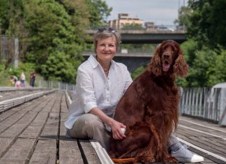 Nevrologinja Saša Šega Jazbec v mirnem trenutku s psom kot simbol spomina in dostojanstva ob koncu življenja