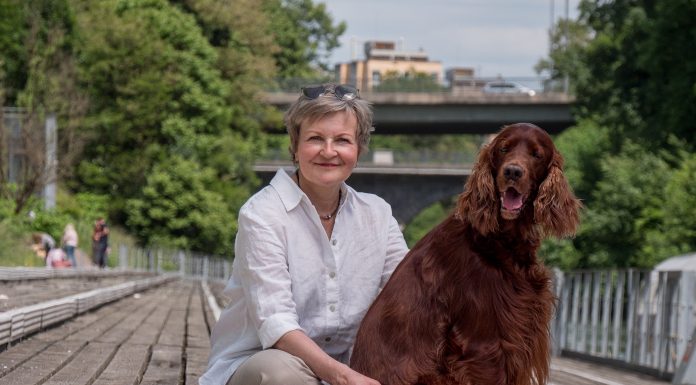 Nevrologinja Saša Šega Jazbec v mirnem trenutku s psom kot simbol spomina in dostojanstva ob koncu življenja