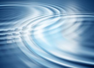 Valovanje vode kot simbol izpiranja nosu s fiziološko raztopino