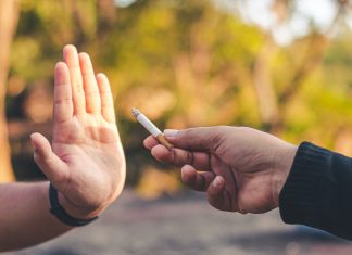 Oseba zavrne ponujeno cigareto – prvi korak k opuščanju kajenja in zmanjšanju tveganja za pljučni rak.