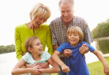 Družina z otroki kot simbol podpore otroku z Duchennovo mišično distrofijo