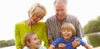 Družina z otroki kot simbol podpore otroku z Duchennovo mišično distrofijo