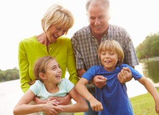 Družina z otroki kot simbol podpore otroku z Duchennovo mišično distrofijo