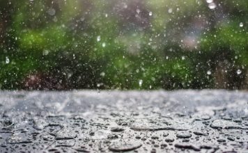 Dežne kaplje kot simbol izpiranja kemikalij iz atmosfere na zemeljsko površje