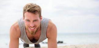 Moški v položaju za plank kot ponazoritev spremljanja telesne sestave in deleža maščob