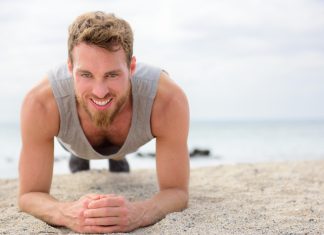 KAKO PAMETNA TEHTNICA MERI DELEŽ MAŠČOB V TELESU? Moški v položaju za plank kot ponazoritev spremljanja telesne sestave in deleža maščob