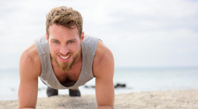 Moški v položaju za plank kot ponazoritev spremljanja telesne sestave in deleža maščob