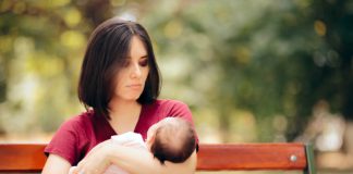 mama z dojenčkom občuti stisko ob obporodni depresiji