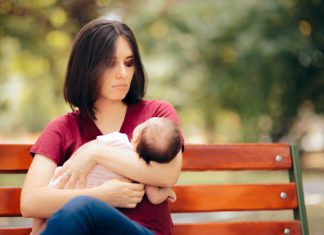 mama z dojenčkom občuti stisko ob obporodni depresiji