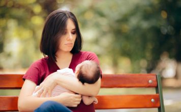 mama z dojenčkom občuti stisko ob obporodni depresiji