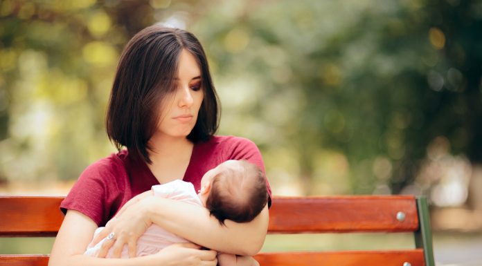 mama z dojenčkom občuti stisko ob obporodni depresiji