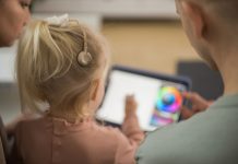 Otrok uporablja polžev vsadek za izboljšanje sluha