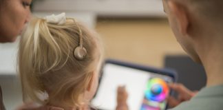 Otrok uporablja polžev vsadek za izboljšanje sluha