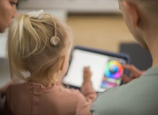 Otrok uporablja polžev vsadek za izboljšanje sluha