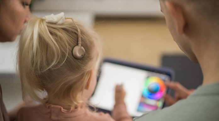 Otrok uporablja polžev vsadek za izboljšanje sluha