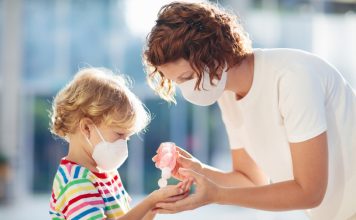 mati razkužuje roke otroku