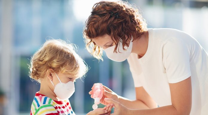 mati razkužuje roke otroku