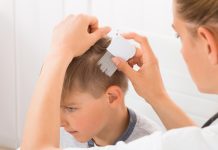 Naglavne uši lahko odpravimo tudi hitro in učinkovito Mati z gostim glavnikom prečesava otrokove lase zaradi naglavnih uši