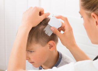 Naglavne uši lahko odpravimo tudi hitro in učinkovito Mati z gostim glavnikom prečesava otrokove lase zaradi naglavnih uši