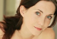 Ženska kot naslovna ilustracija za članek o najpogostejših vaginalnih težavah