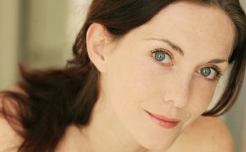Najpogostejše vaginalne težave – kako nastanejo in kako ukrepati Ženska kot naslovna ilustracija za članek o najpogostejših vaginalnih težavah