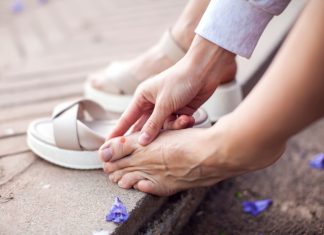 Medicinska pedikura in pregled stopal pri težavah s prsti
