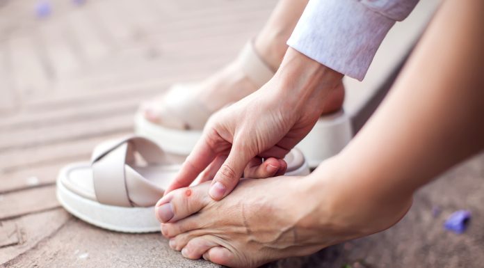 S pomočjo medicinske pedikure pacientu olajšamo korak Medicinska pedikura in pregled stopal pri težavah s prsti