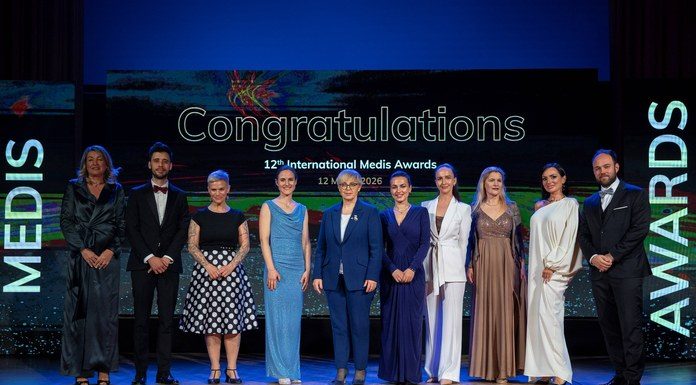 Skupinska fotografija zmagovalcev 12. International Medis Awards s predsednico Republike Slovenije na odru.