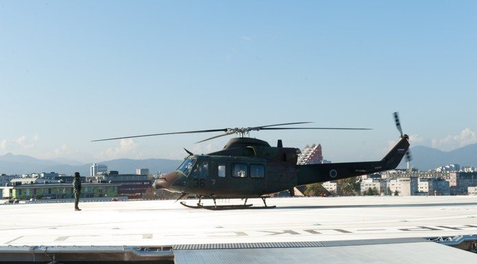 Preleti dronov v območju heliporta lahko ogrozijo življenje pacientov Reševalni helikopter na heliportu UKC Ljubljana.